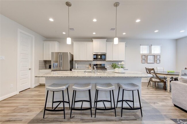 Foto del edificio - 9834 Rugged Oaks Dr