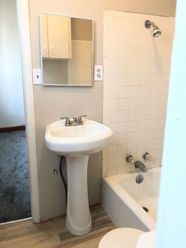 Building Photo - 2 bed, 1 bath in good neighborhood