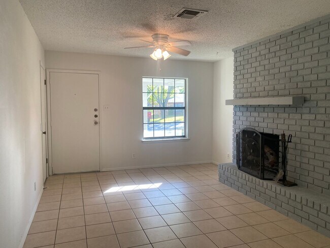 Foto del edificio - 2 BEDROOM DUPLEX, LAWN CARE AND WATER INCLUDED