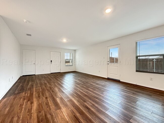 Building Photo - Charming 3 bedroom, 2 bathroom home locate...