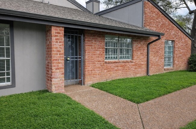 Building Photo - 5815 Village Forest Ct