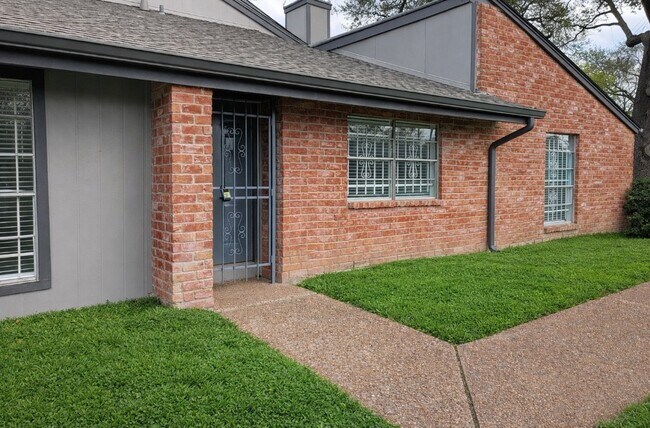 Foto del edificio - 5815 Village Forest Ct