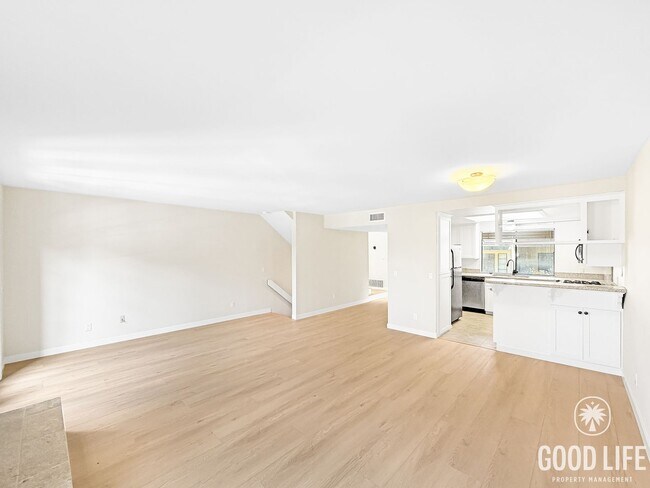 Foto del edificio - Inviting 2BD/2.5BA Townhouse in Pacific Beach with 2-Car Garage, In-Unit Laundry & Bay Proximity