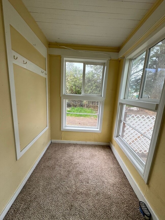 Foto del edificio - 3 bed 1 bath house with large yard/garden area