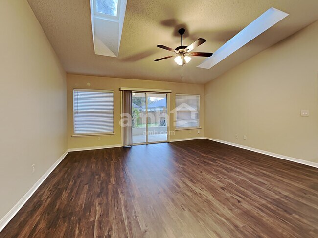 Foto del edificio - 2961 Golden Pond Blvd