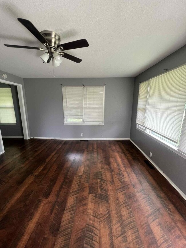 Building Photo - Gorgeous 2 bedroom 1 bath Home close to We...
