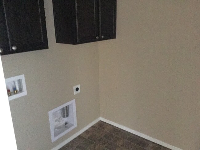 Building Photo - PETS CONSIDERED!! 1743 Sq Ft, 3 Bdrm, 2.5 ...