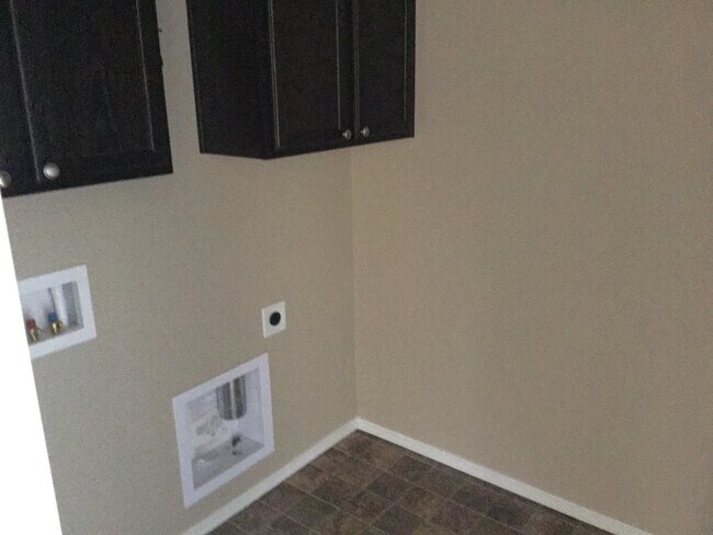 Foto del edificio - PETS CONSIDERED!! 1743 Sq Ft, 3 Bdrm, 2.5 ...