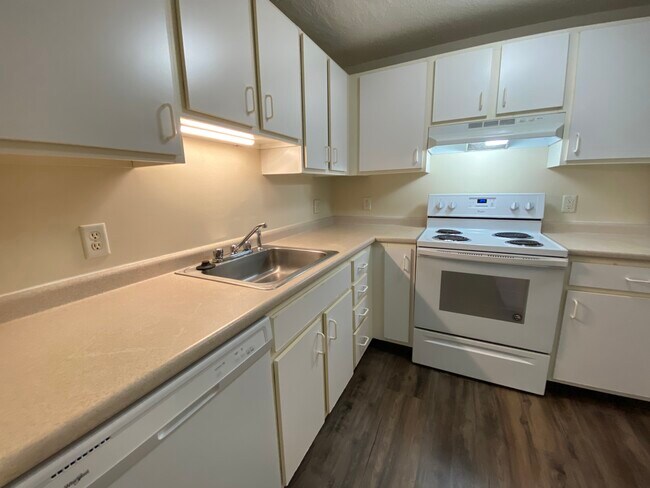 Foto del edificio - Milford Trails Apartments and Storage