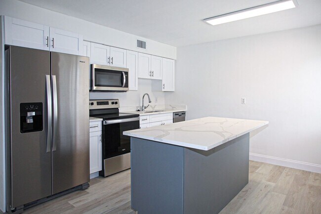 Foto del edificio - ***UNIT AVAILIBLE IN THE MOORINGS***2 BED / 2 BATH CONDO***BIKE TO THE BEACH***PRIVATE POOL***PET...