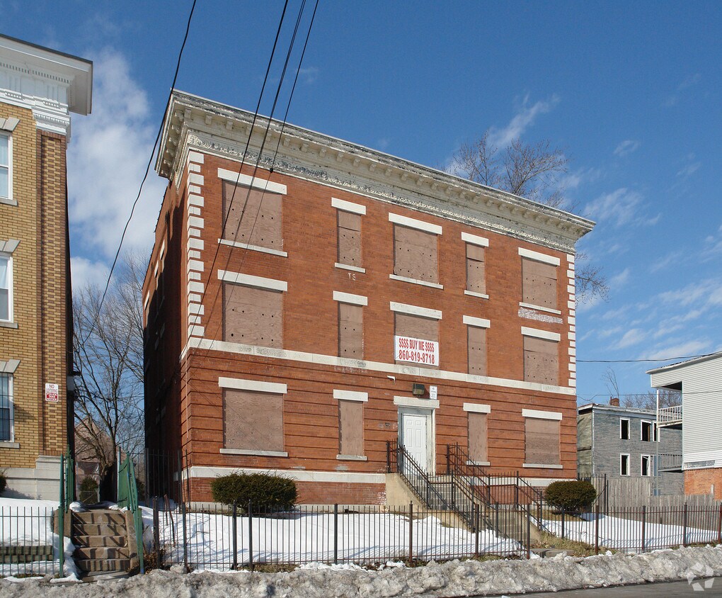 Building Photo - 65 Center St