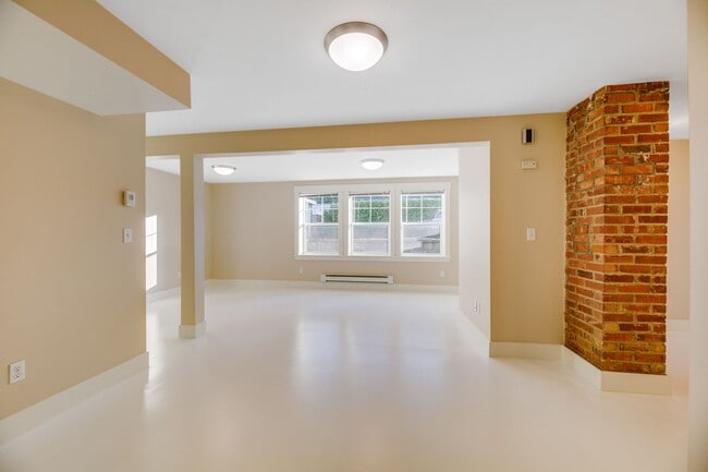 Foto del edificio - Amazing 4-Bedroom Daylight Basement in Well-Maintained Triplex!