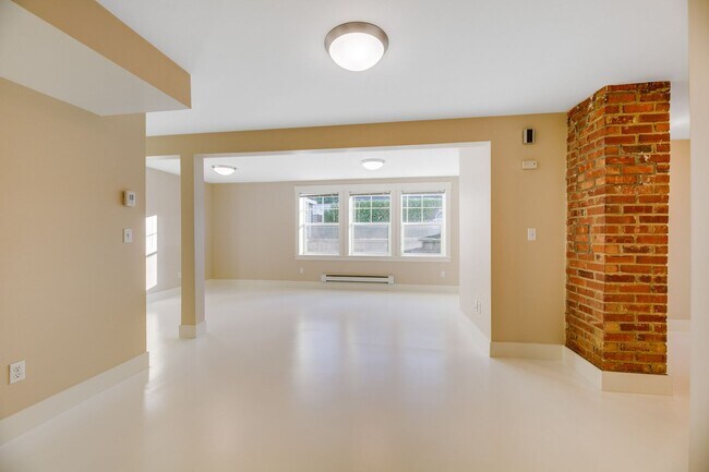 Building Photo - Amazing 4-Bedroom Daylight Basement in Well-Maintained Triplex!