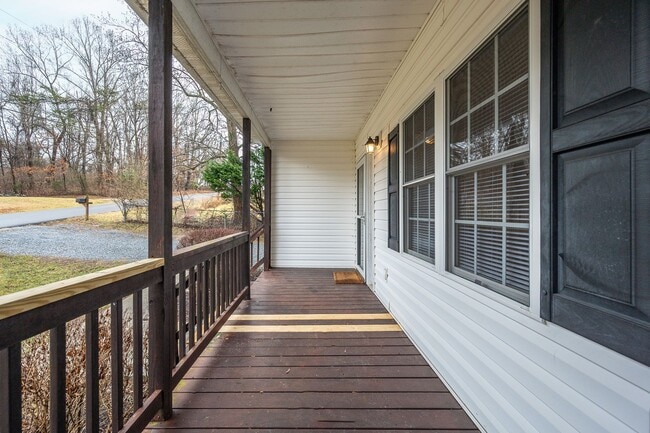 Building Photo - 4 Bedroom Home in Lynchburg