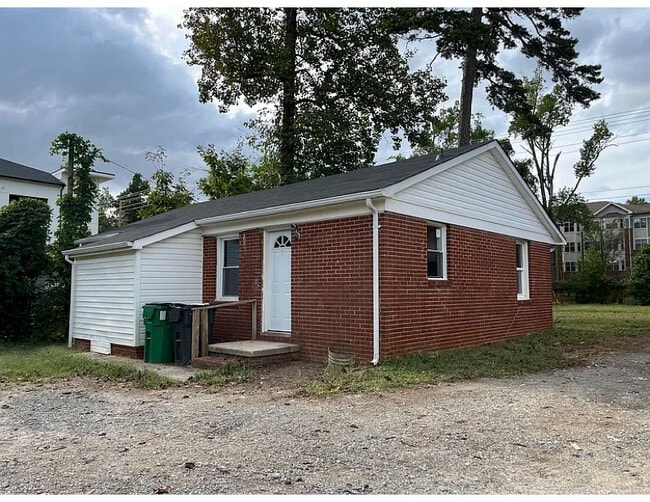 Foto del edificio - Room in House on West Blvd