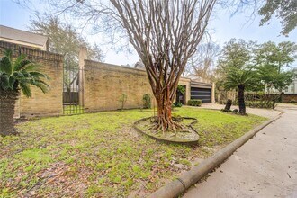 Building Photo - 165 Old Bridge Lake St