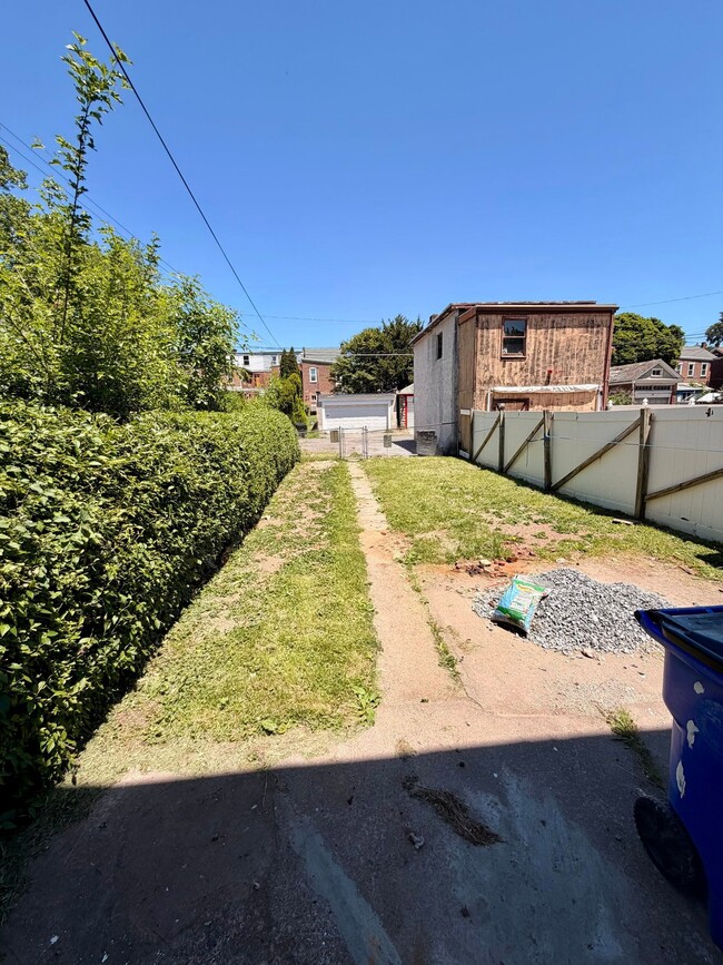 Building Photo - 21 Walnut St