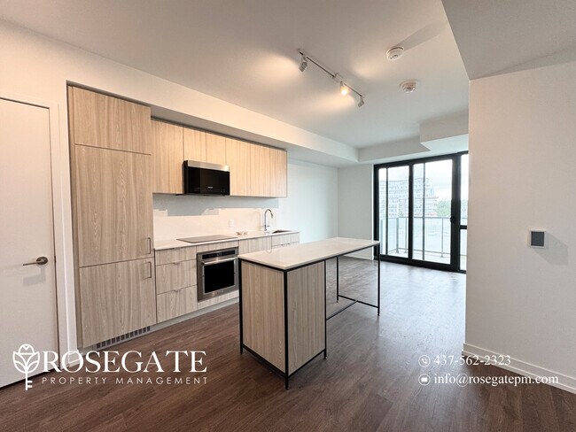Photo du bâtiment - Cozy 1 Bed plus Den with Parking & Locker