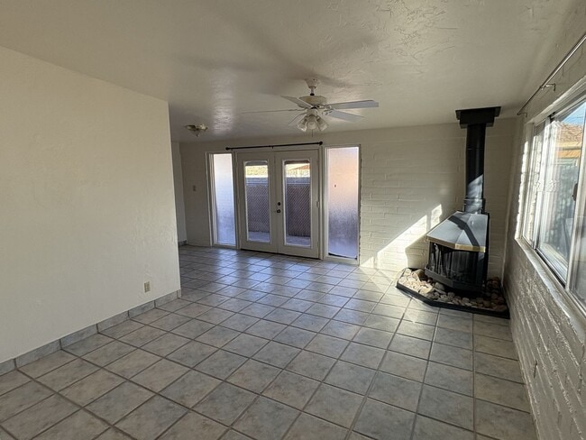 Building Photo - Great central location on cul-de-sac