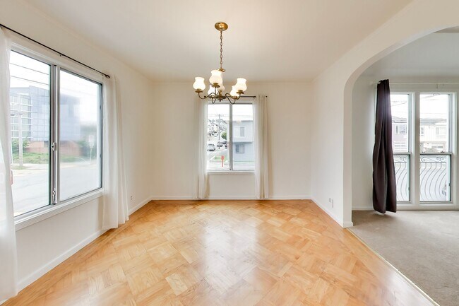 Foto del edificio - Bright Corner Home with Family Room, Yard & Laundry in Prime Sunset Location!