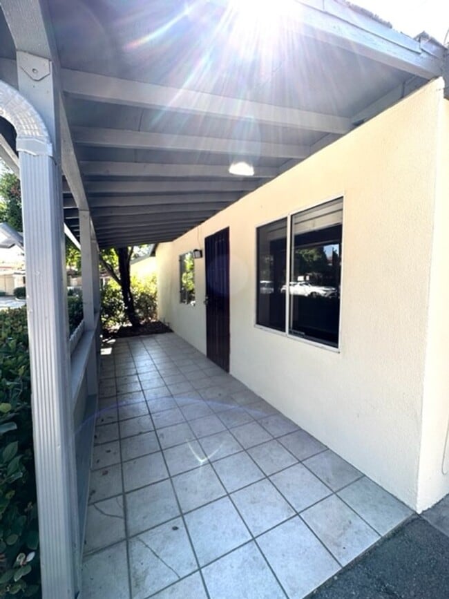 Building Photo - 2+2 House  - Central a/c, private fenced y...