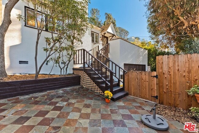Building Photo - 406 Entrada Dr