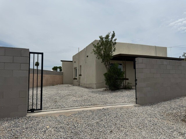 Building Photo - 2601 S 7th Ave