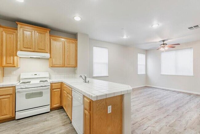 Foto del edificio - Charming 3-Bedroom, 2.5-Bath, 1,453 Sq. Ft...