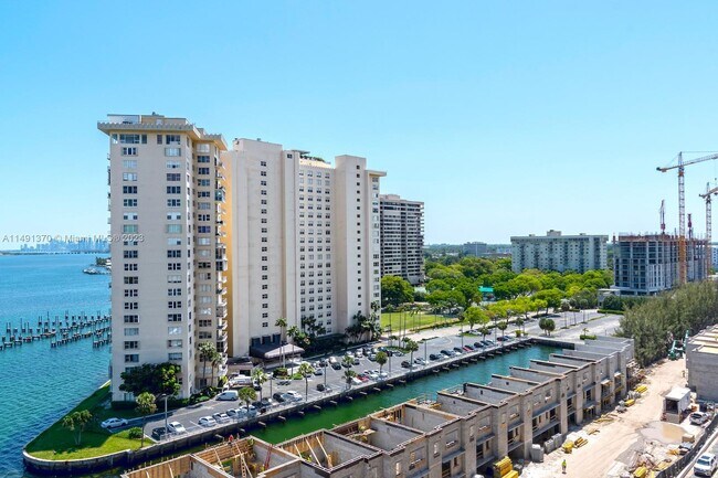Foto del edificio - 1800 NE 114th St