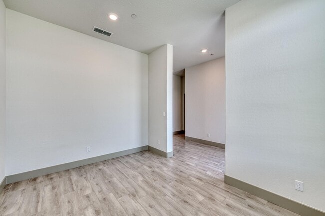 Building Photo - 860 Spg St W