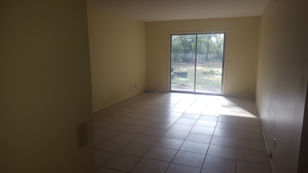 Living Room - 390 S 7th St