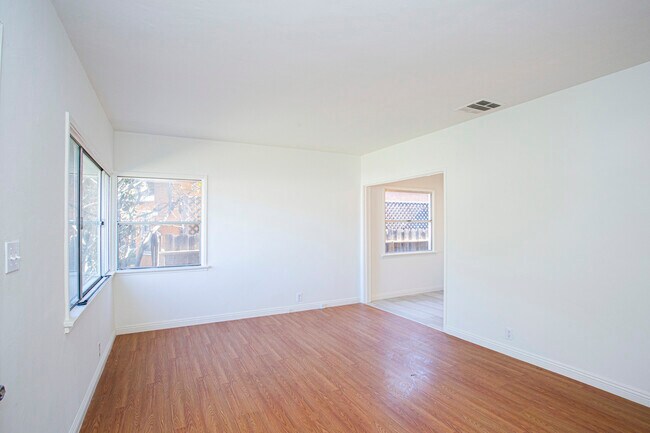 Building Photo - 15224 La Maida St