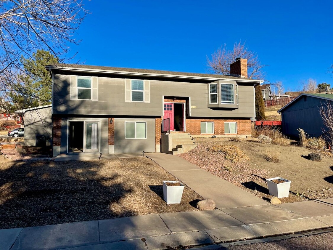 Foto principal - 4 Bed/3 Bath with A/C in Cheyenne Meadows