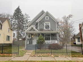 Building Photo - 819 N Walnut St