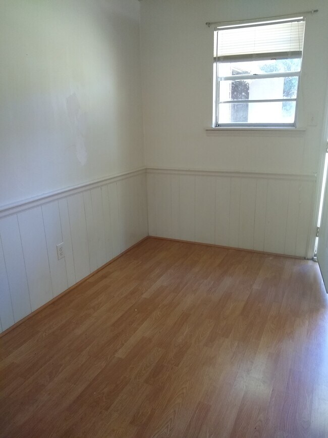 Building Photo - 102 Rainbow Ct