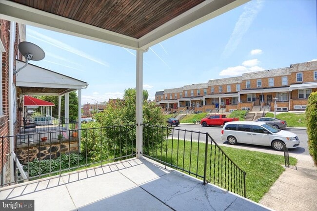 Building Photo - 1323 N Kenwood Ave