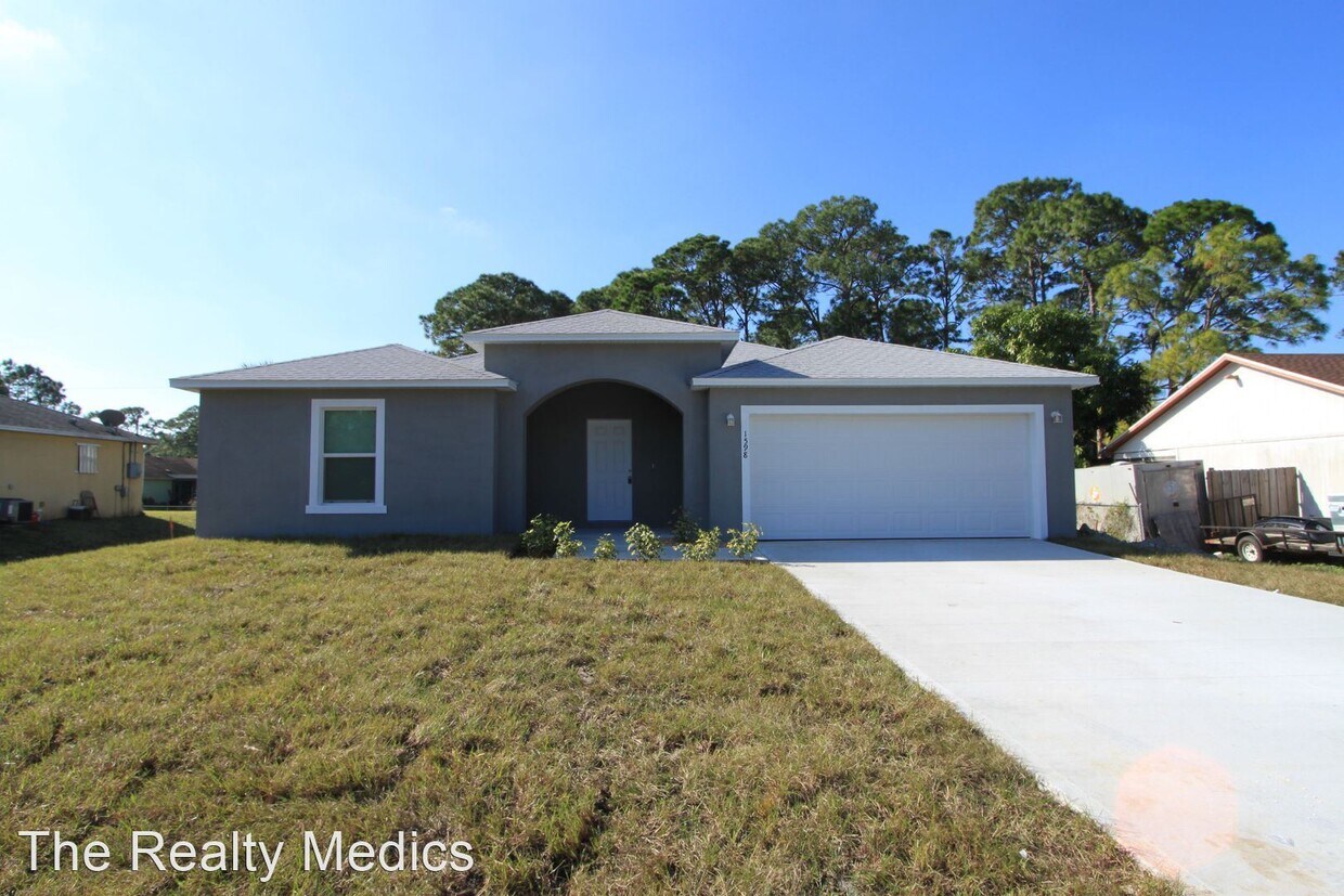 Foto principal - 4 br, 2 bath House - 1598 Jupiter Blvd NW