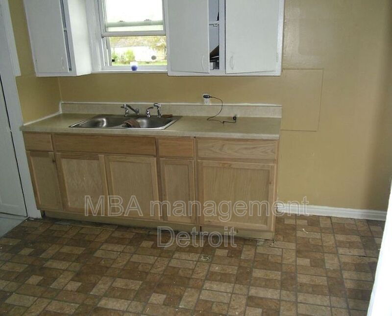 Building Photo - 15909 Maddelein St
