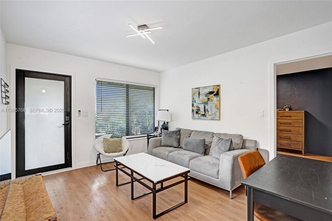 Foto del edificio - 754 NE 40th St