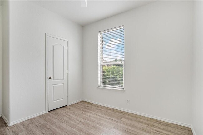 Foto del edificio - 200 Rudy Ln