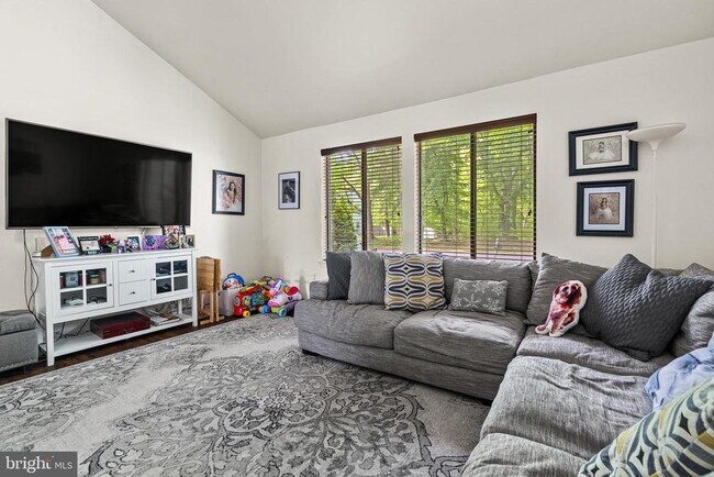 Building Photo - 6 Goshawk Ct