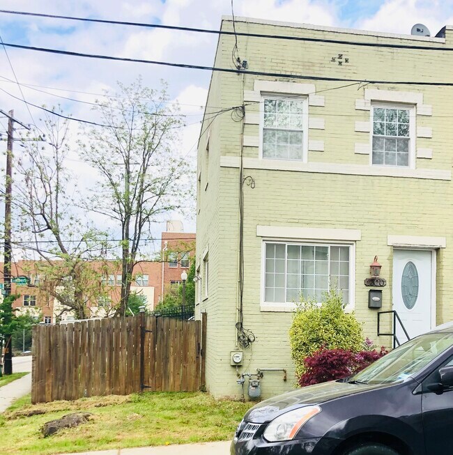 Photo - 1300 Dexter Terrace SE House