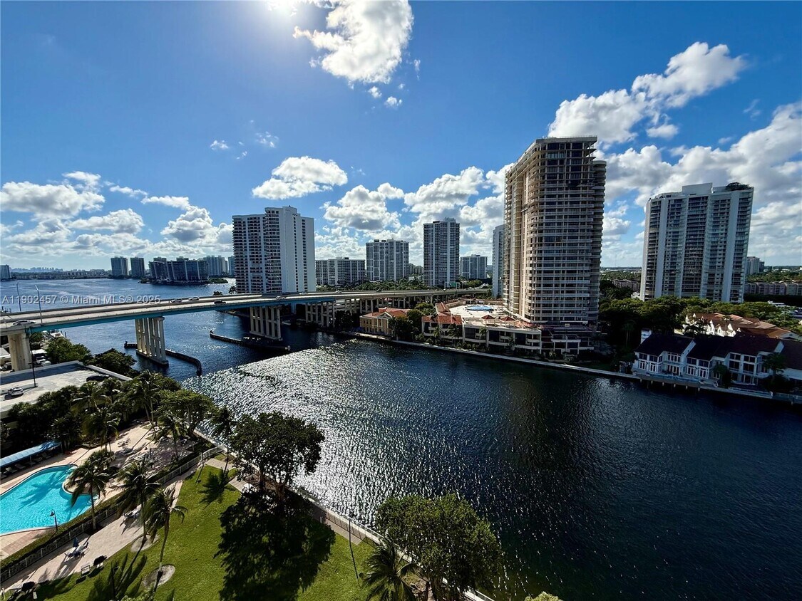 Foto principal - 19390 Collins Ave
