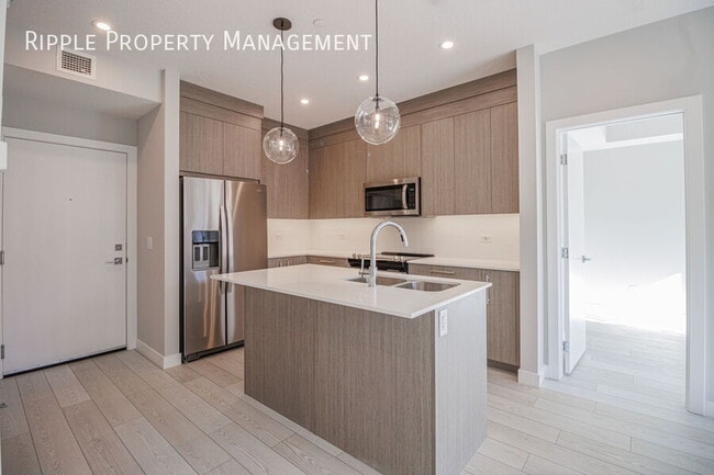Building Photo - Modern 2 Beds, 2 Baths Apartment/Condo | N...