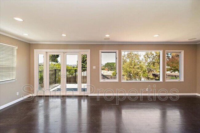 Building Photo - 663 Calle Miramar