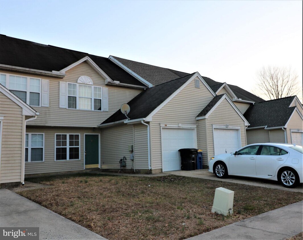 Primary Photo - 107 Periwinkle Dr