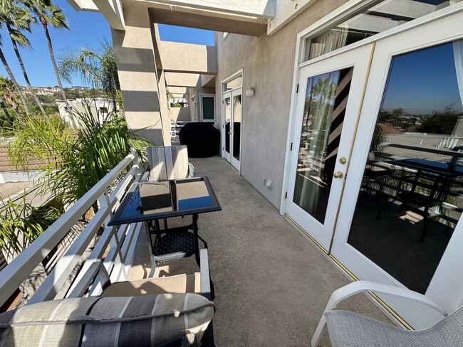 Building Photo - PENTHOUSE-STYLE UNIT IN SIGNAL HILL  w/180 degree Views 3Br/2Ba $3750mo