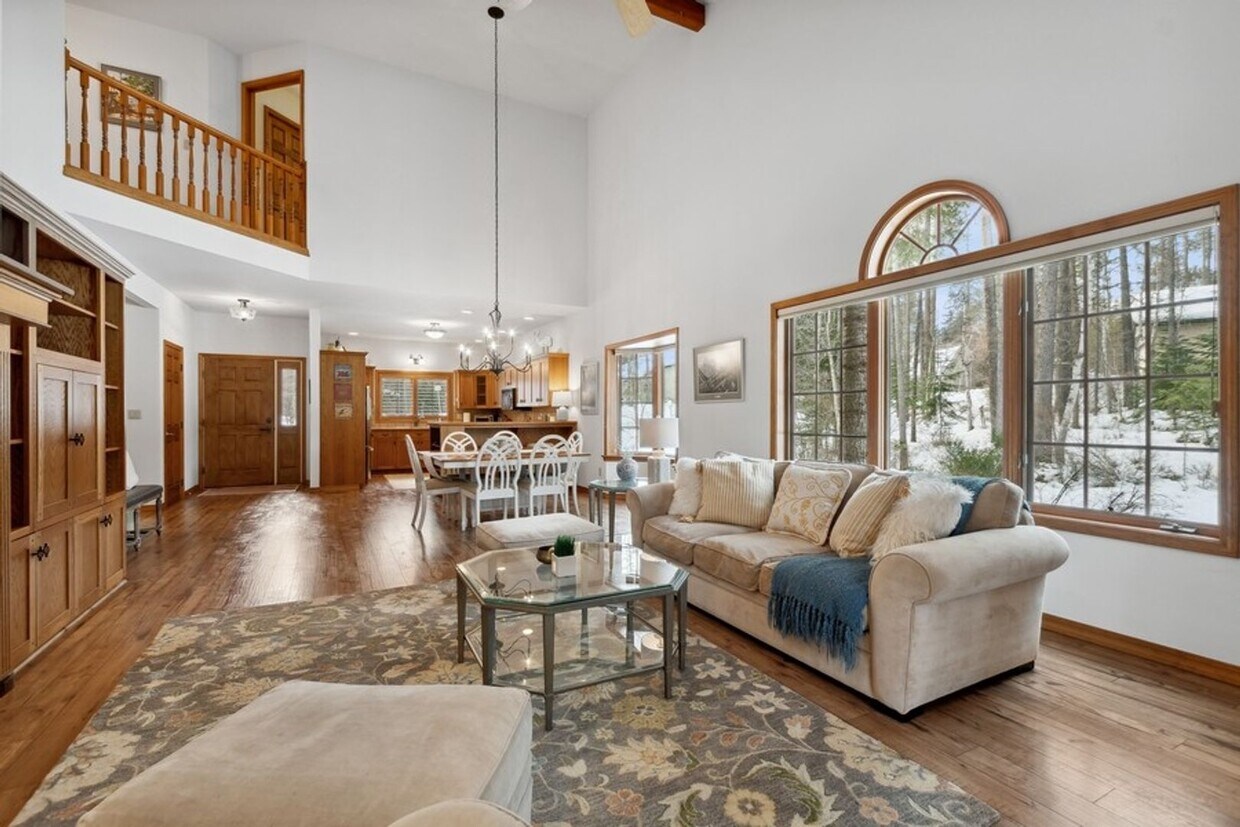 Foto principal - 3 bedroom, 2.5 bath townhome, close to Whitefish Lake State Park and the Golf Course