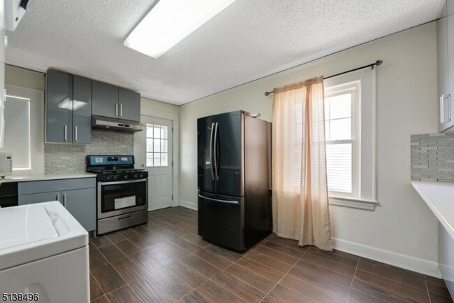 Building Photo - 22 Meeker Pl