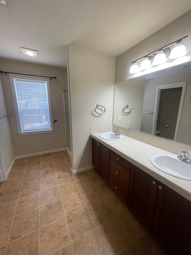 Building Photo - **MOVE IN SPECIAL** Gorgeous Pet Friendly ...